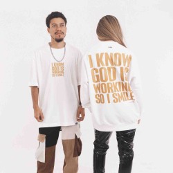 Camisa oversized i know god is working so i smile - sei que Deus está